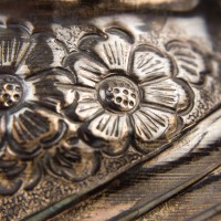 Srebrny wazonik , kwiatowa dekoracja, secesja, lata 30.  XX w., 
